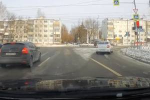 В Брянске водитель такси Uber пролетел на красный