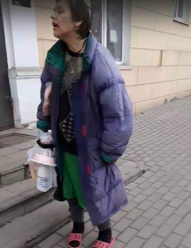 В Клинцах сняли на видео «сумасшедшую»