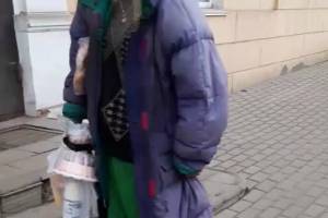 В Клинцах сняли на видео «сумасшедшую»