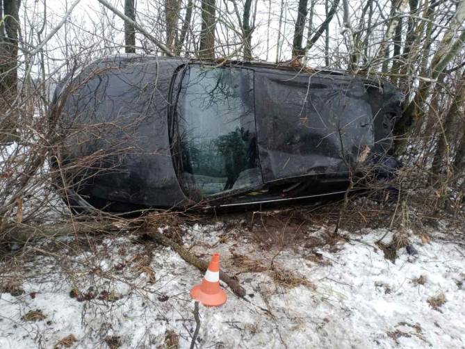 На брянской трассе перевернулась иномарка: ранена пассажирка