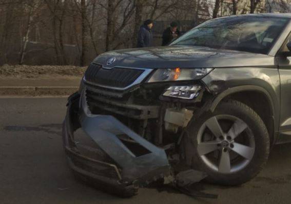 В Брянске на улице Литейной автомобиль Skoda попал в ДТП