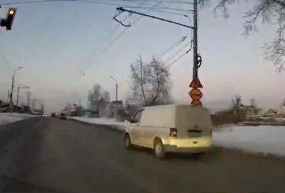 В Брянске возле «Аэропарка» водитель Volkswagen проехал на красный