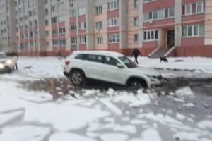 В Брянске иномарка утонула в знаменитой луже на улице Медведева