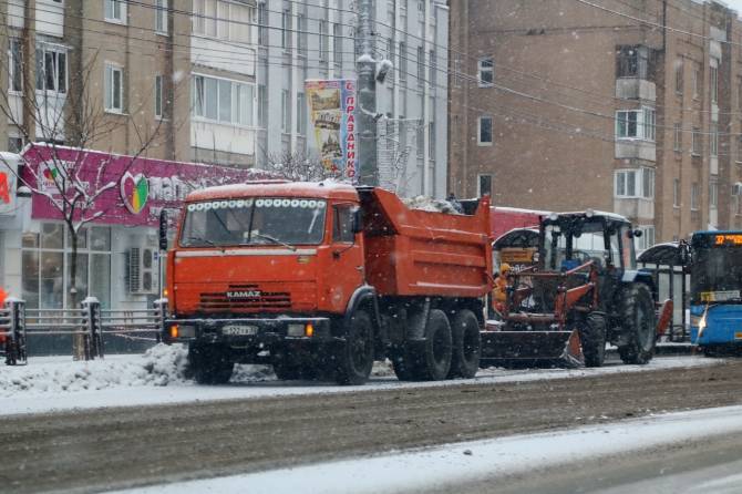 На Брянск обрушился очередной снегопад