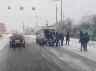 В Брянске пассажиры вытолкали застрявшую на Городище маршрутку