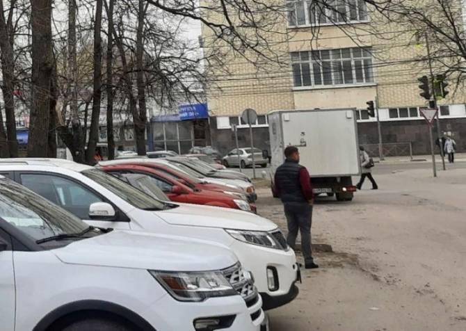 В Брянске водителей возмутило появление платной парковки у «Кремния»