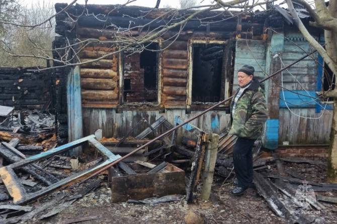 Житель брянского села спас из горящего дома пожилую женщину