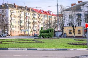 В Брянске возле ДК железнодорожников появился зеленый паровоз