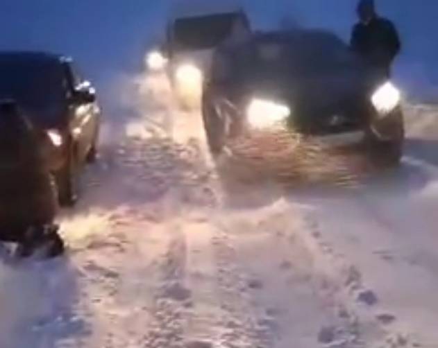 В брянском посёлке Стеклянная Радица машины попали в снежный плен
