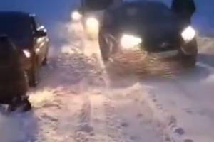 В брянском посёлке Стеклянная Радица машины попали в снежный плен