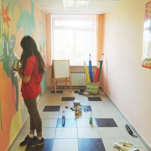 В Брянске 15-летняя художница украсила стены детского сада