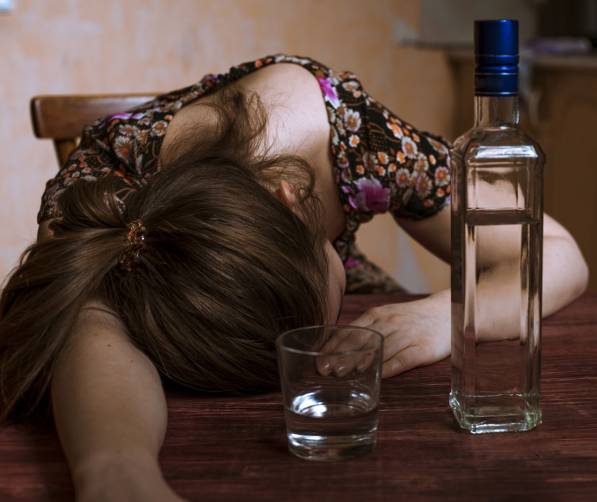Для жительницы Клинцов пьяные посиделки закончились потерей 6 тысяч рублей