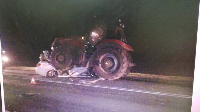 На брянской трассе легковушка попала под трактор: погибли двое парней
