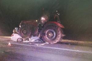 На брянской трассе легковушка попала под трактор: погибли двое парней