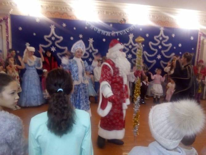 В Брянске для детей-сирот устроили новогодний утренник