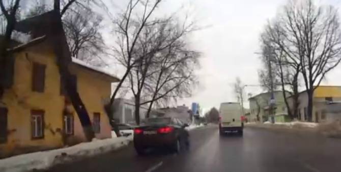 В Брянске сняли на видео лихача на улице Советской