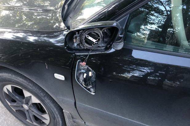 В Брянске неизвестный водитель снес зеркало у припаркованной Audi