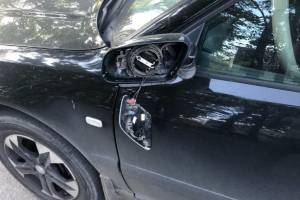 В Брянске неизвестный водитель снес зеркало у припаркованной Audi