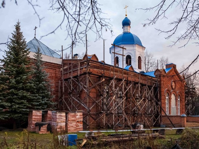 В Дятьковском районе освятили храм и раздали сладости
