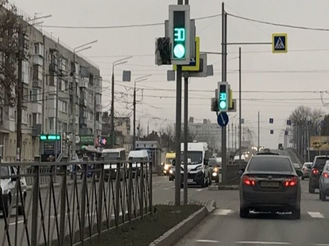 Брянские водители просят убрать позорный пакет со светофора