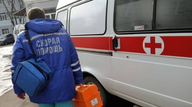 В Брянске спасатели сняли с козырька подъезда выпавшую из окна женщину