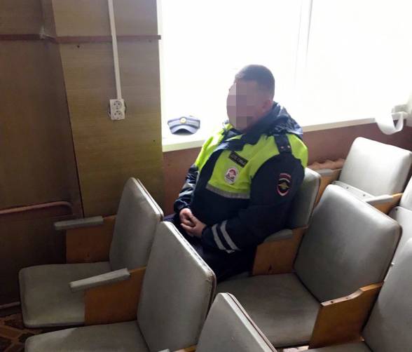 В Севске задержали старшего инспектора ДПС за мошенничество и взятки