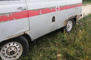 В Клинцах врачи скорой помощи ездят на ржавой «буханке»