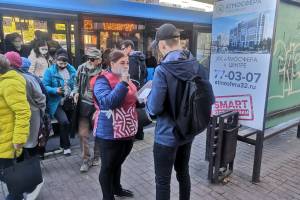 В Брянске волонтёры раздают в автобусах бесплатные маски