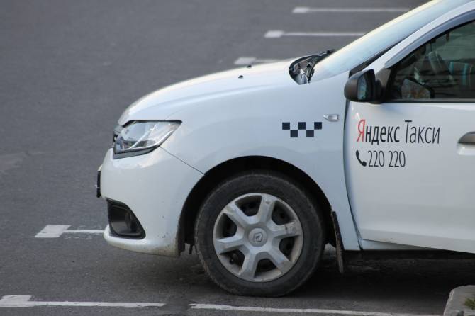 «60 тысяч не предел»: брянский таксист рассказал о работе в «Яндексе»