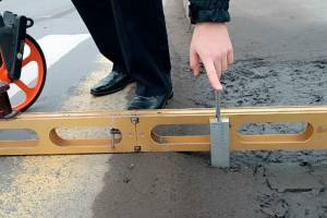 Суд обязал мэрию Брянска отремонтировать дорогу и остановку на Володарке