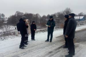 В Жирятинском районе сотрудники МЧС проверили прочность льда