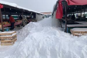В Брянске Центральный рынок превратился в снежный лабиринт