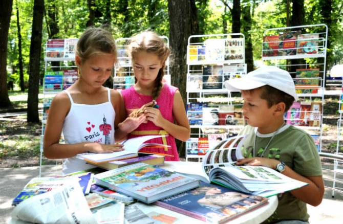 В Брянске открылись летние парковые библиотеки для детей