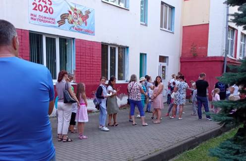 Жители Клинцов выстроились в огромную очередь у детской поликлиники