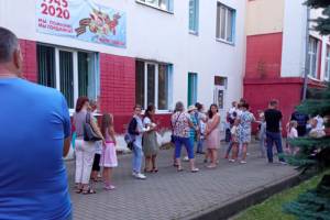 Жители Клинцов выстроились в огромную очередь у детской поликлиники