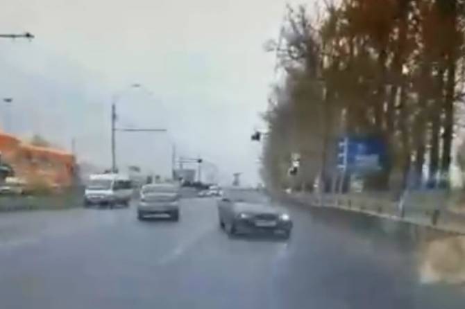 В Брянске возле ТРЦ «Аэропарк» лихач на легковушке едва не устроил ДТП