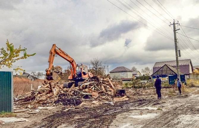В Брянске снесли незаконно занятый цыганами аварийный дом