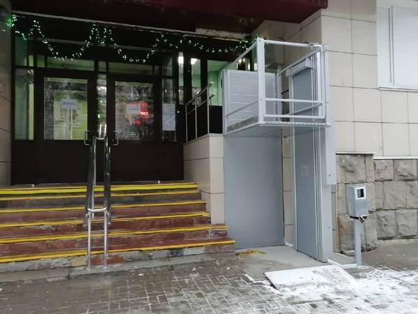 В брянской поликлинике №4 появился электроподъемник для инвалидов