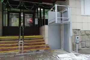 В брянской поликлинике №4 появился электроподъемник для инвалидов