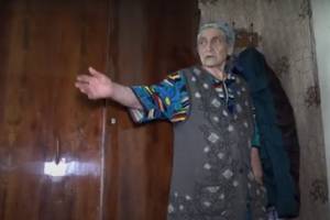 Из аварийного барака в центре Брянска не могут переселить 85-летнюю пенсионерку