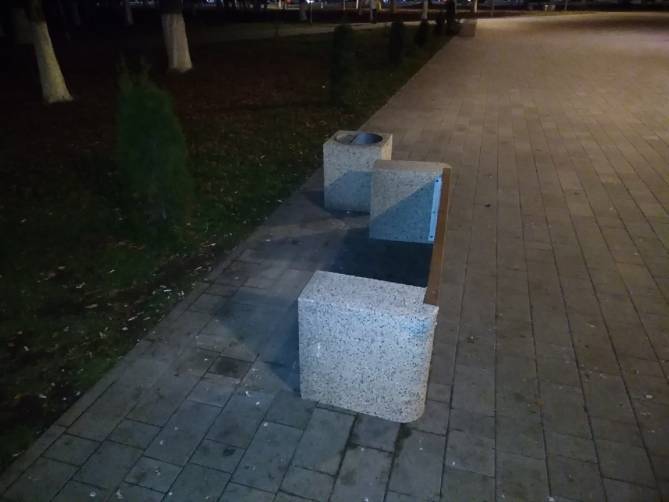 В Брянске вандалы повалили скамейки в Пролетарском сквере