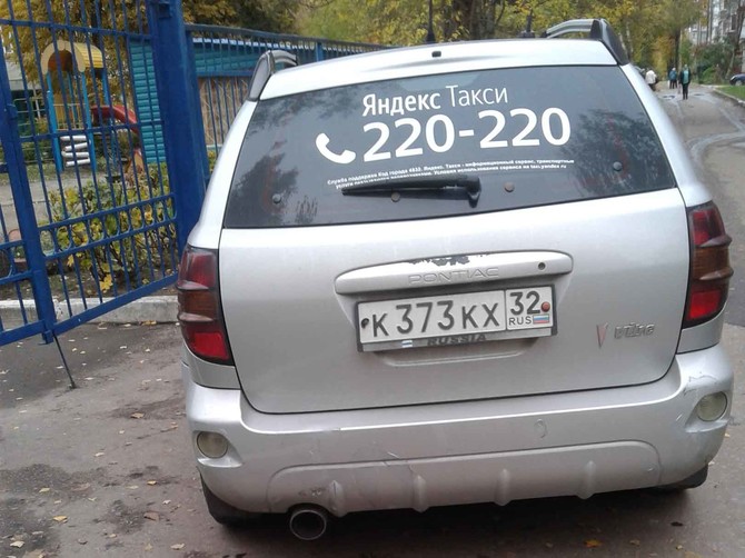 В Брянске наглый водитель такси перегородил дорогу в детский сад