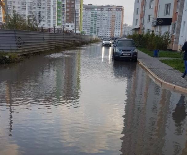 В Брянске после сильного ливня утонула дорога на Крахмалёва