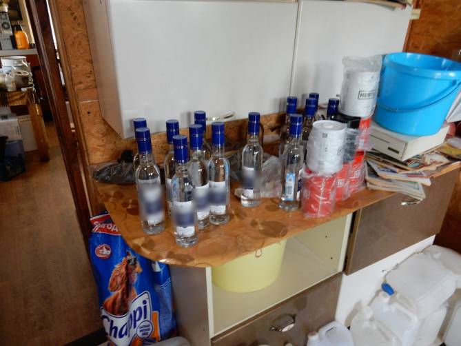 В Брянске осудят 11 торговцев контрафактными сигаретами и алкоголем