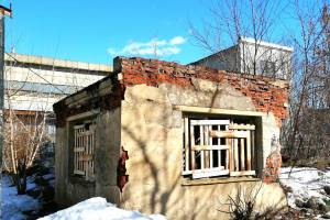 В Новозыбкове заколотили досками заброшку в центре города 