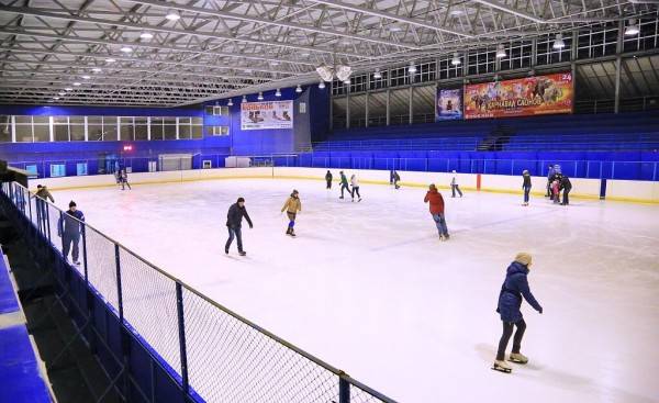 Каток курган. Лапландия Арена Брянск каток. Каток на Кургане в Брянске. Каток на Кургане в Брянске Лапландия. Курган бессмертия Брянск каток.