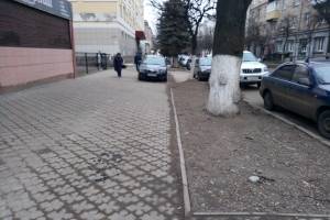 В Брянске тротуар на улице Фокина захватили автохамы