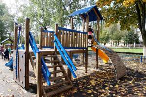 В Володарском районе Брянска благоустраивают три детские площадки