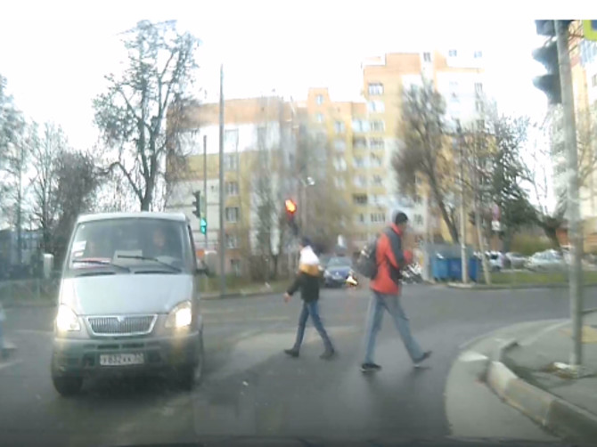 В Брянске на перекрестке за одну минуту сняли два нарушения ПДД