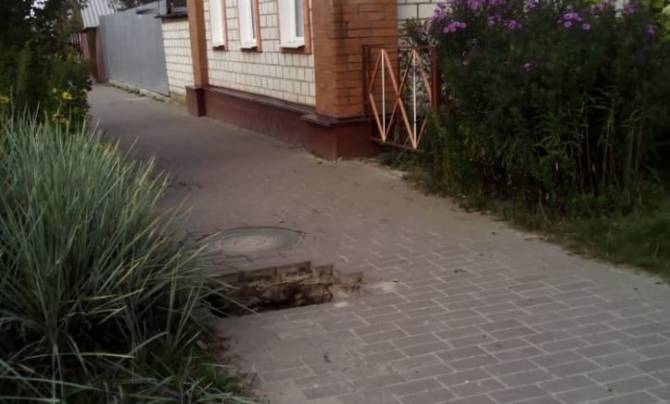 В Клинцах на улице Октябрьской заметили опасную ловушку